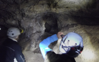 Dos excursionistas en el interior de la cueva.